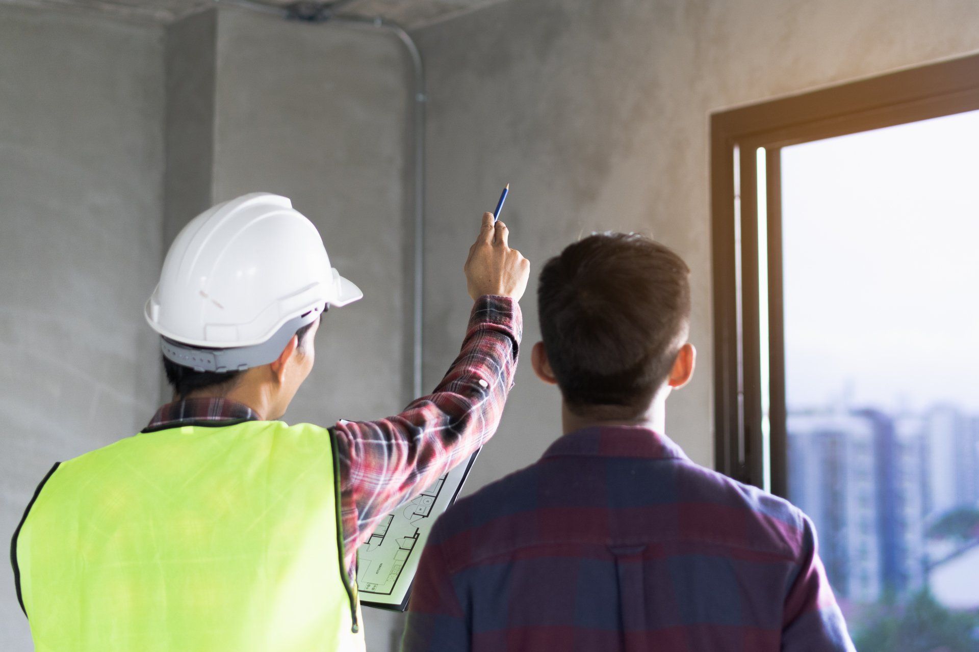 client-constructor-plan-renovation-house_1136987729-1920w